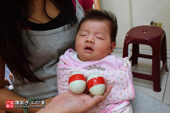 剃胎毛、滿月剃頭、嬰兒剃頭、嬰兒理髮、嬰兒剃髮、嬰兒剃胎毛、嬰兒滿月剃頭、寶寶剃頭、剃胎毛儀式、剃胎毛吉祥話、滿月剃頭儀式、滿月剃頭吉祥話、寶寶剃胎毛、寶寶滿月剃頭理髮、新竹香山區剃胎毛、新竹香山區滿月剃頭、新竹香山區嬰兒剃頭剃胎毛、新竹香山區嬰兒理髮、新竹香山區嬰兒剃髮、陳寶寶(新竹香山區嬰兒寶寶滿月剃頭理髮、免費嬰兒剃胎毛儀式吉祥話)。中國風會場，爸媽寶貝免費穿「日中韓」古裝禮服。專業拍照、DVD光碟、證書。★購買「臍帶章、肚臍章、胎毛筆刷印章」贈送：剃頭、收涎、抓周，三選一。2016.09.24  照片4